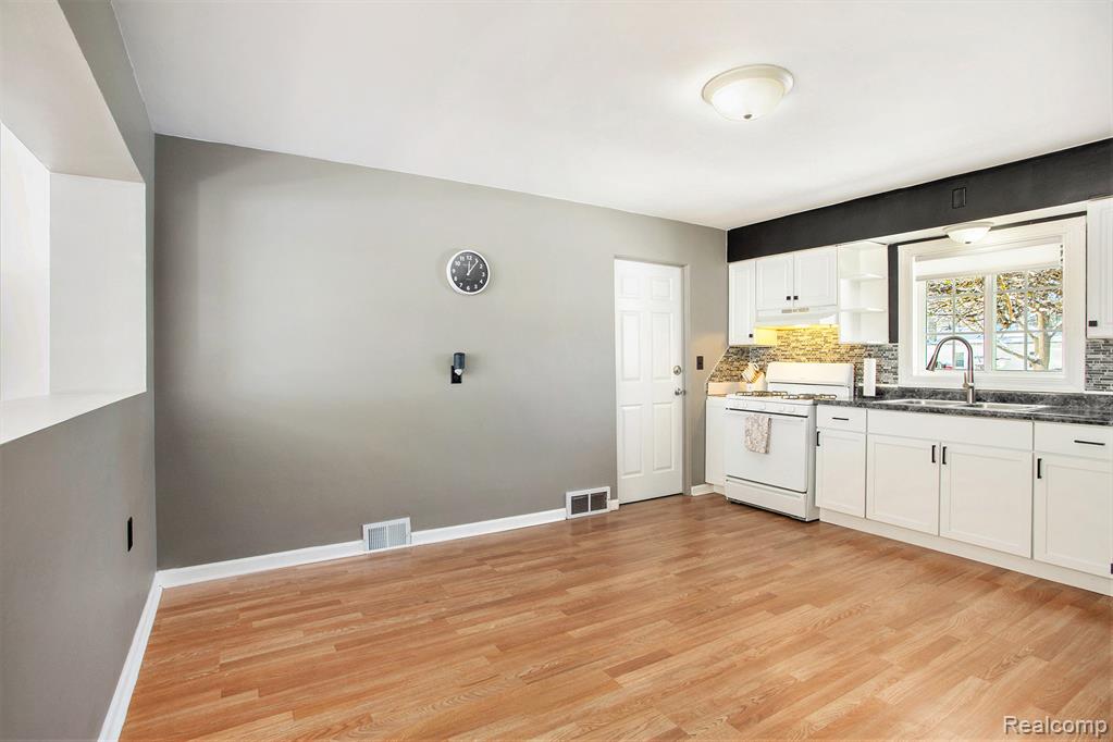 4166 Pineport Road Bridgeport, MI 48722 - Photo 5 of 16