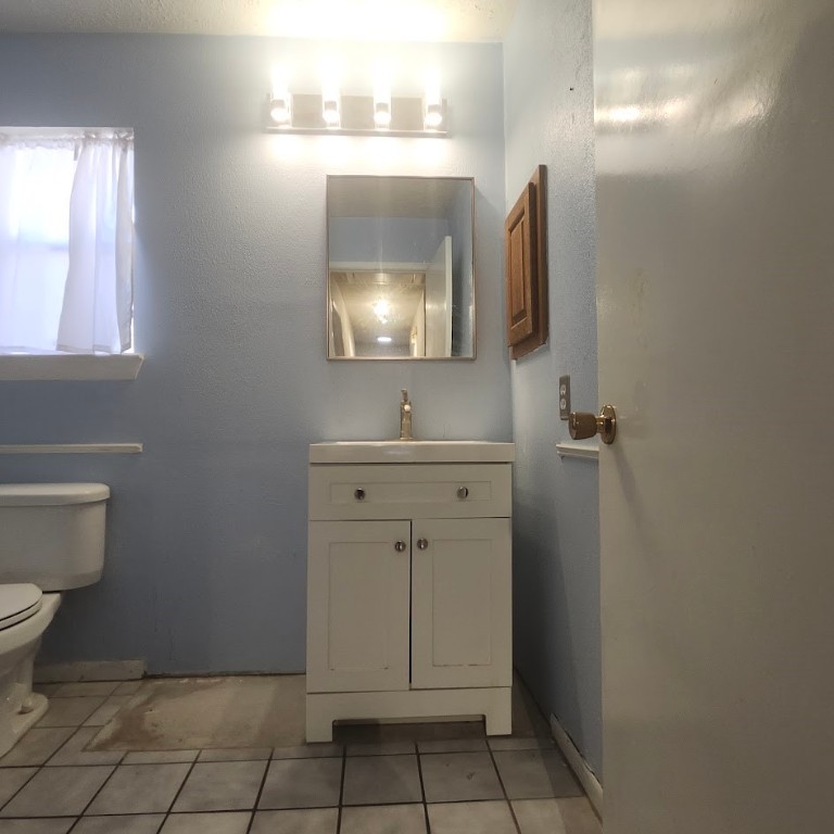 6443 Allerton Street Houston, TX 77084 - Photo 11 of 18 a bathroom with a toilet sink and mirror