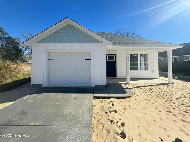 $257,000 | 205 Jenkins Avenue, Maysville, NC 28555