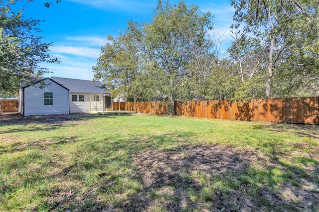 a view of a house with yard and tree s