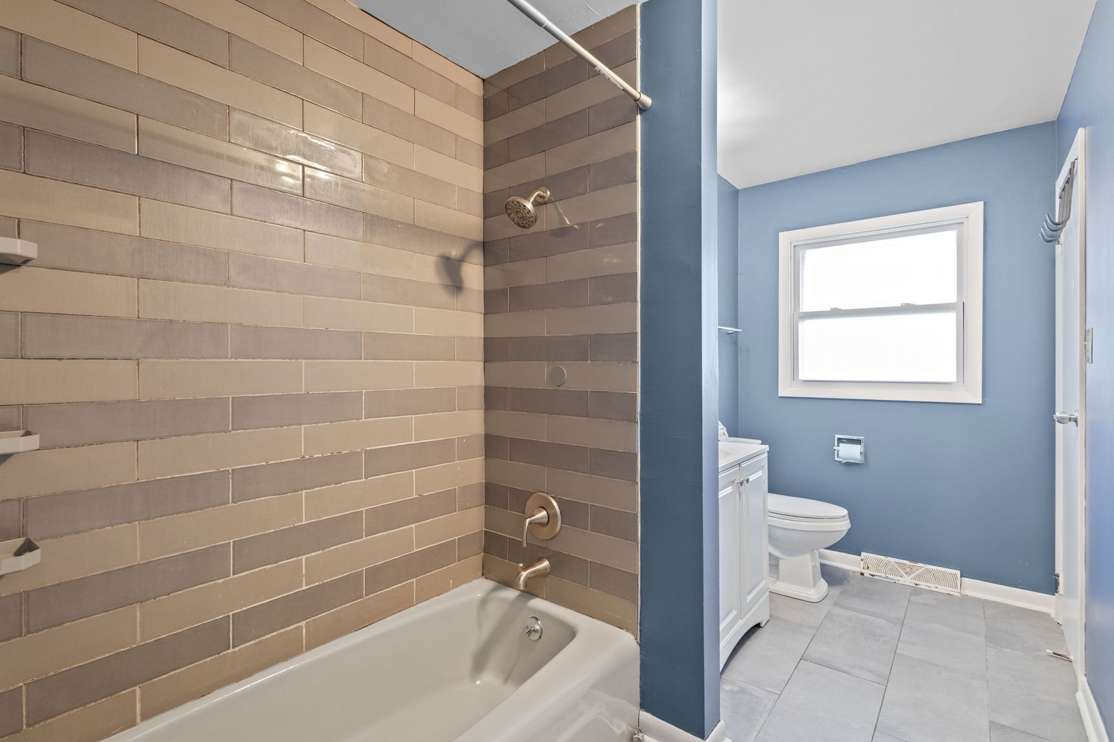 3116 191st Place Lansing, IL 60438 - Photo 8 of 19 a bathroom with a bathtub and a toilet