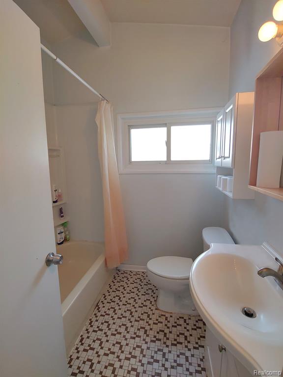 17354 Rougeway Street Livonia, MI 48152 - Photo 8 of 17 Gallery Image 8