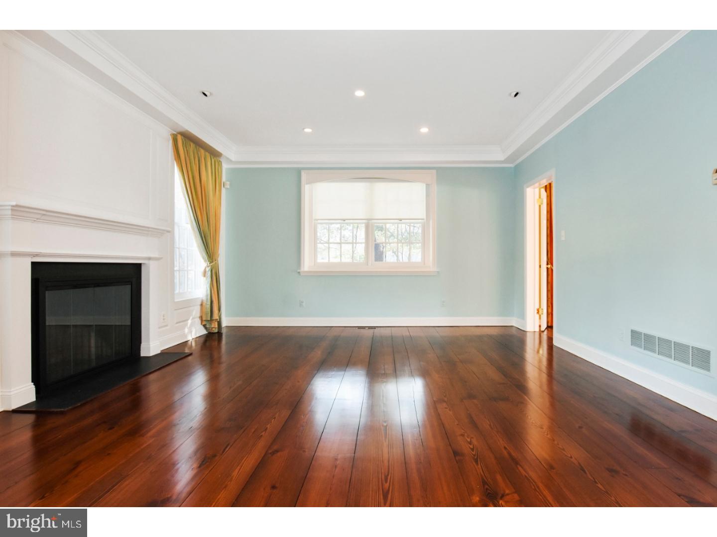 1360 Sugartown Road Berwyn, PA 19312 - Photo 4 of 24 Living Room