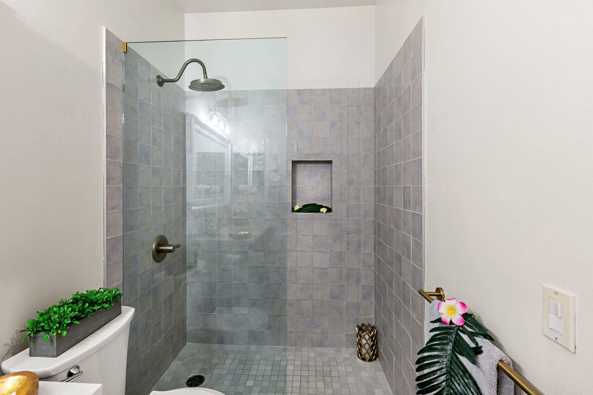 127 Punohu Lane, Unit 72 Lahaina, HI 96761 - Photo 22 of 43 a bathroom with a shower
