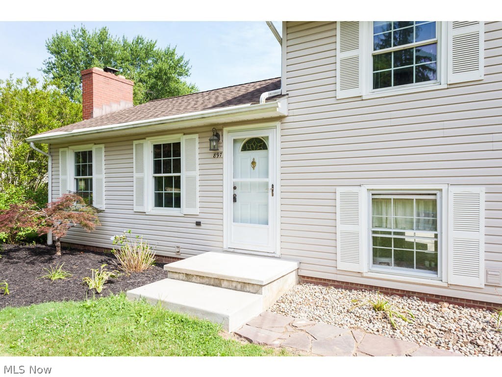 897 Renninger Road New Franklin, OH 44319 - Photo 2 of 16
