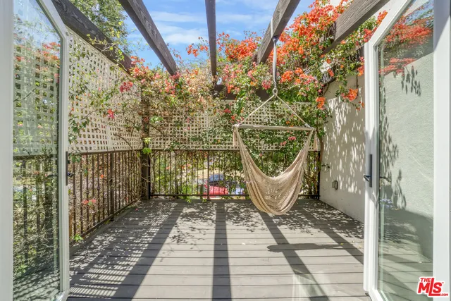 a en suite bathroom with a sink and a mirror