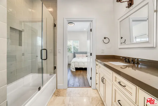 a view of entryway with patio