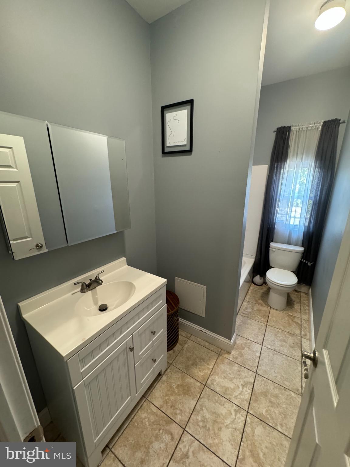 601 Lancaster Avenue, Unit 3 Reading, PA 19611 - Photo 9 of 11 Charming bathroom with modern touches.