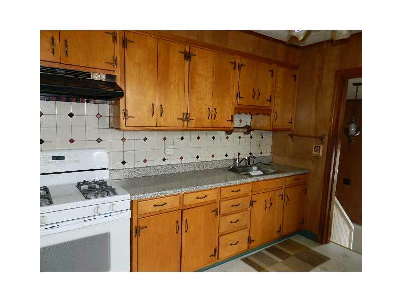216 Ridgewood Avenue West View, PA 15229 - Photo 4 of 10 Kitchen.