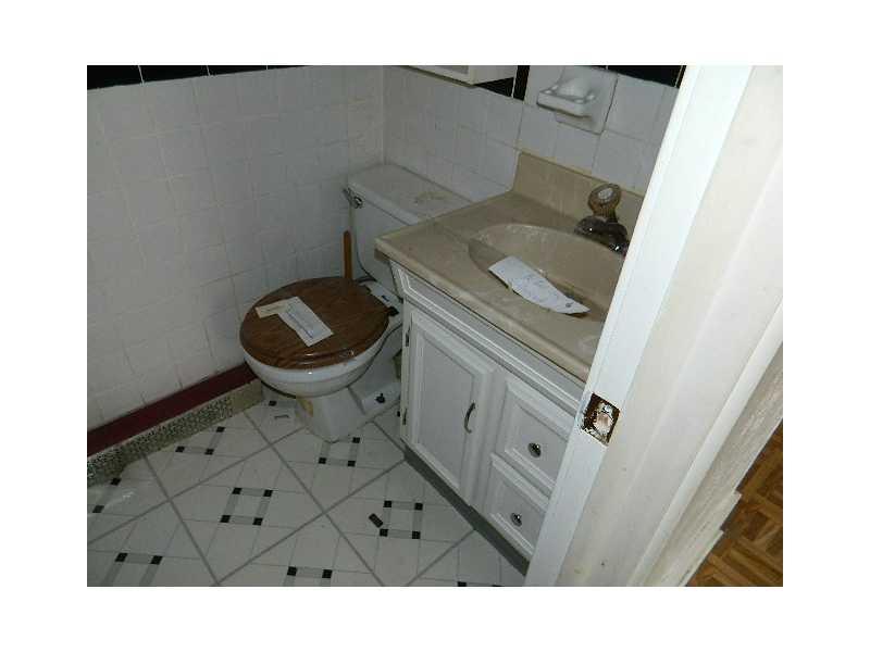 216 Ridgewood Avenue West View, PA 15229 - Photo 8 of 10 Full Bath.