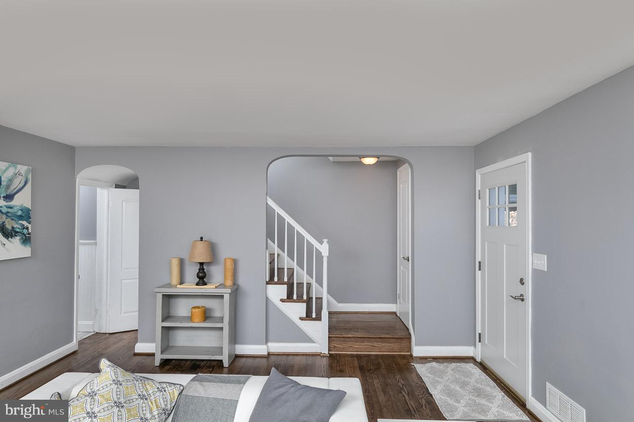 712 Stamford Road Baltimore, MD 21229 - Photo 11 of 28 Living Room