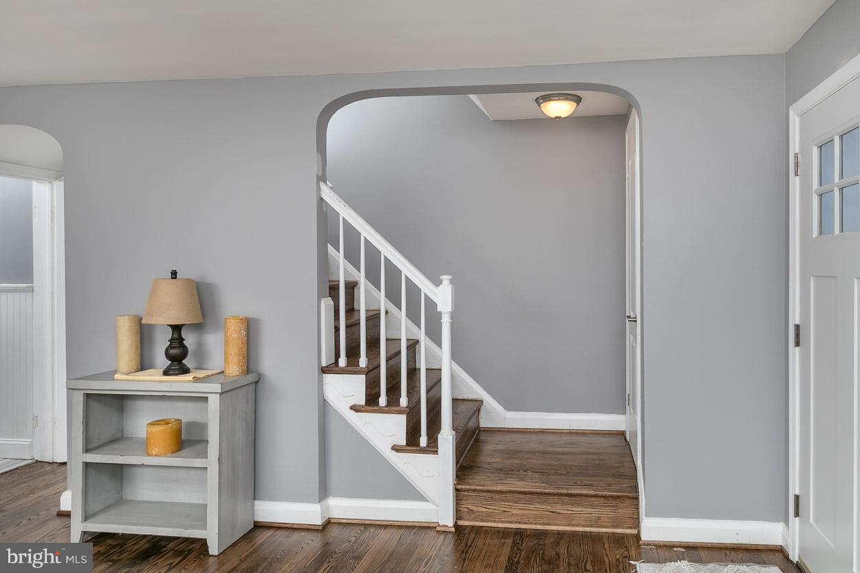 712 Stamford Road Baltimore, MD 21229 - Photo 12 of 28 Living Room