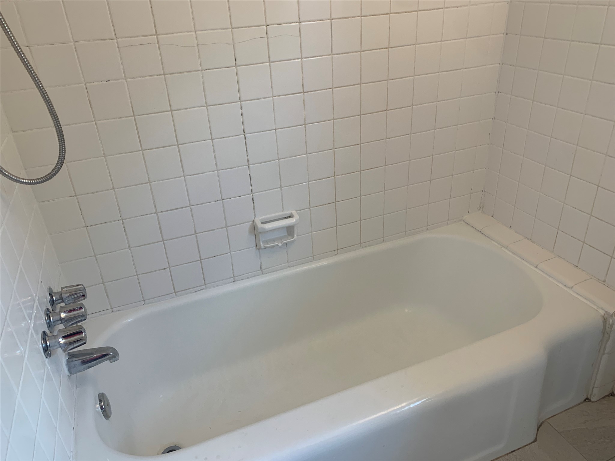 307 Avondale Street, Unit 2 5 Houston, TX 77006 - Photo 25 of 30 Another view of tub with white tile.
