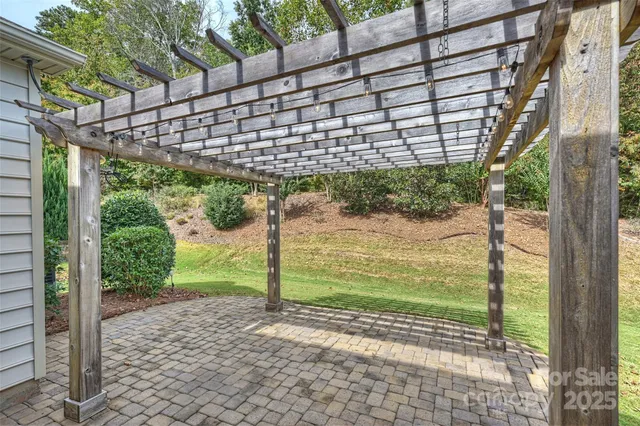 a view of a back yard