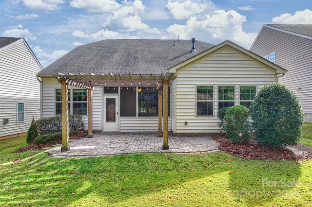 a view of a house with backyard and garden