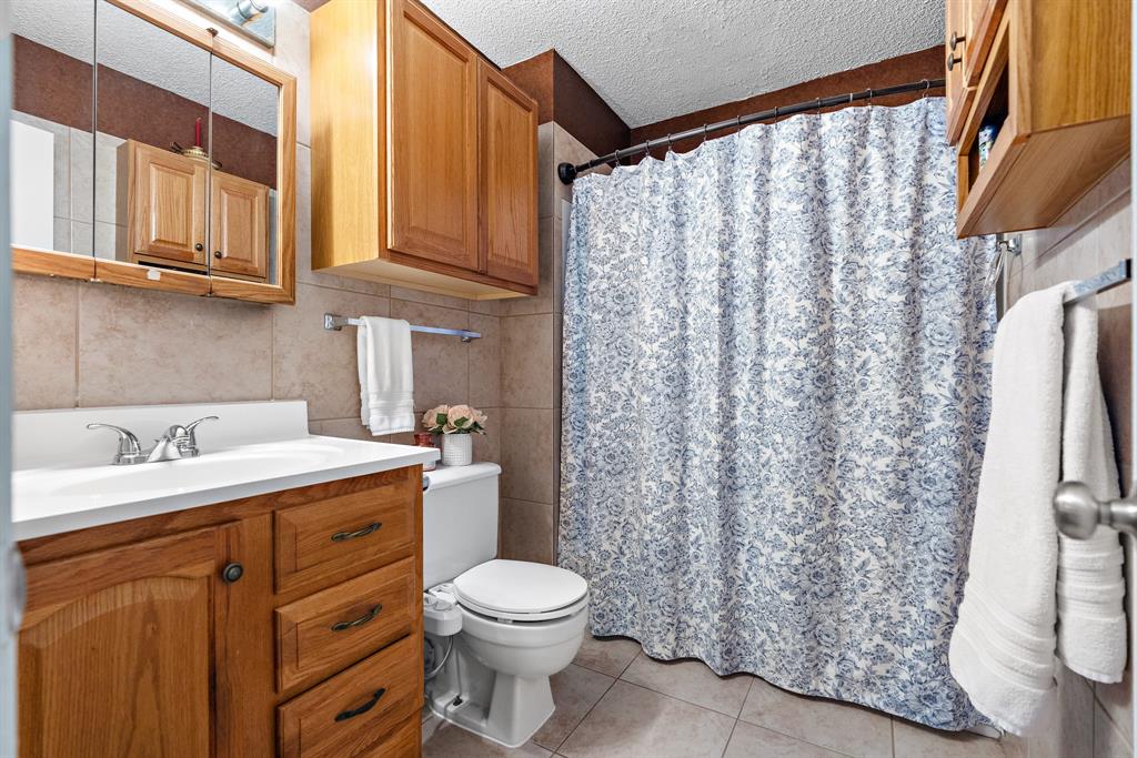 930 Vail Highlands Circle Hewitt, TX 76643 - Photo 18 of 33 a bathroom with a granite countertop toilet sink and mirror