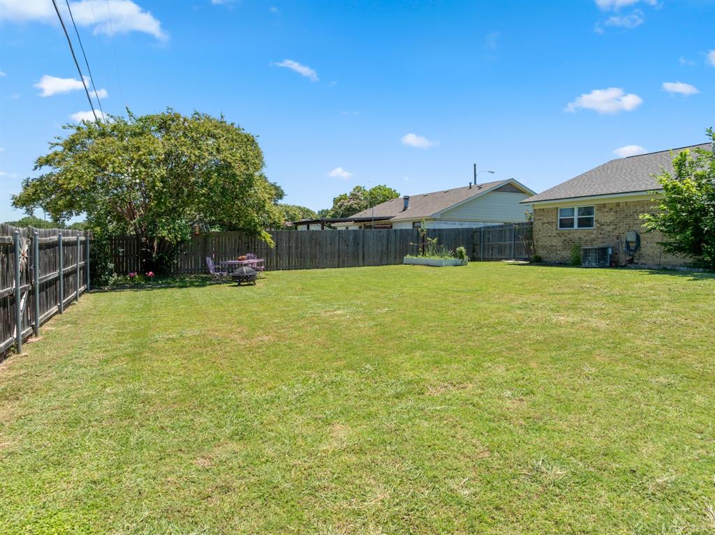 930 Vail Highlands Circle Hewitt, TX 76643 - Photo 28 of 33 a view of a house with a yard