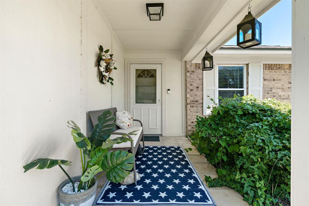 930 Vail Highlands Circle Hewitt, TX 76643 - Photo 6 of 33 a view of a entryway of the house