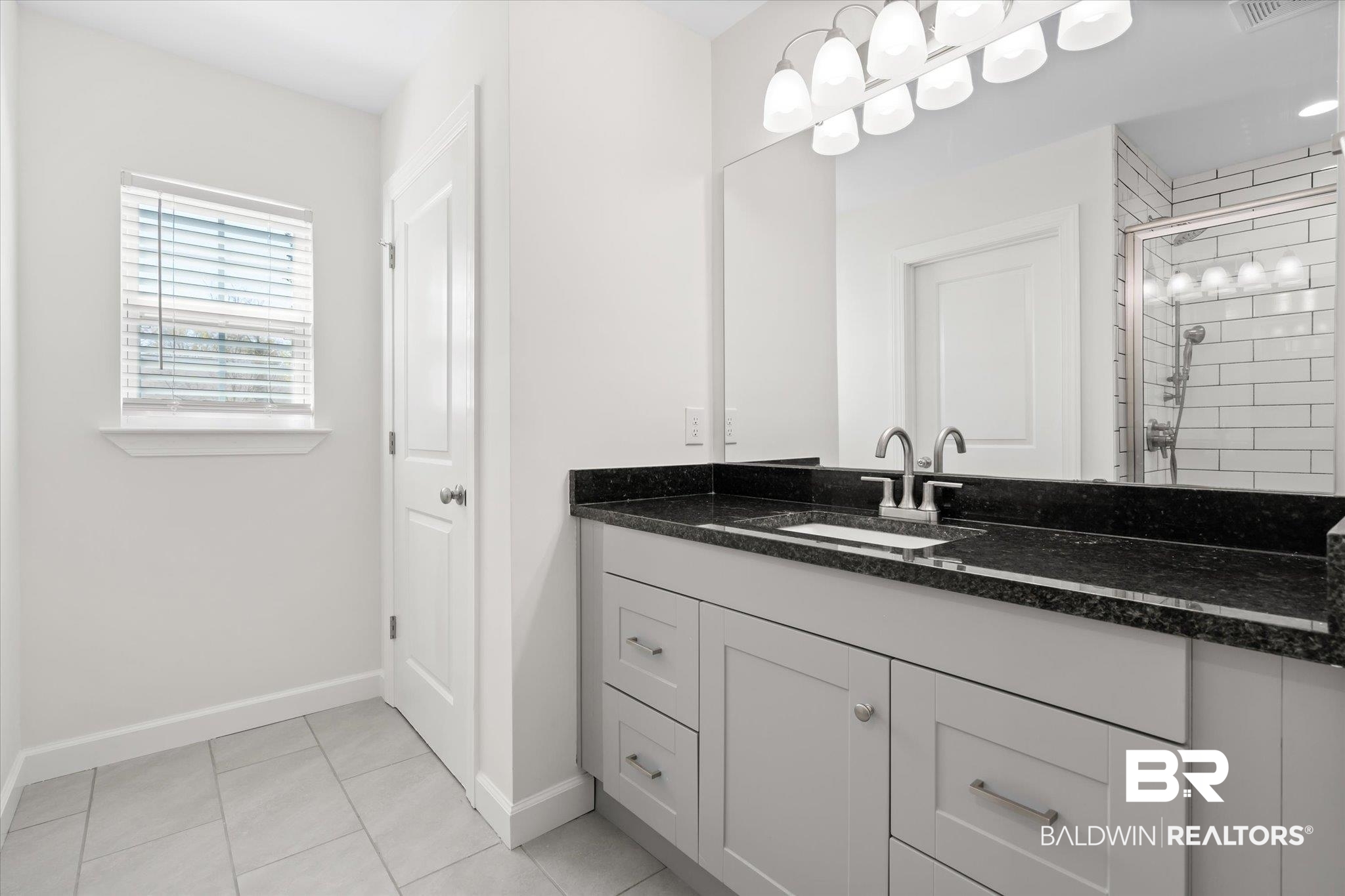 409 Oakleigh Circle Foley, AL 36535 - Photo 10 of 21 Mater En Suite Bathroom