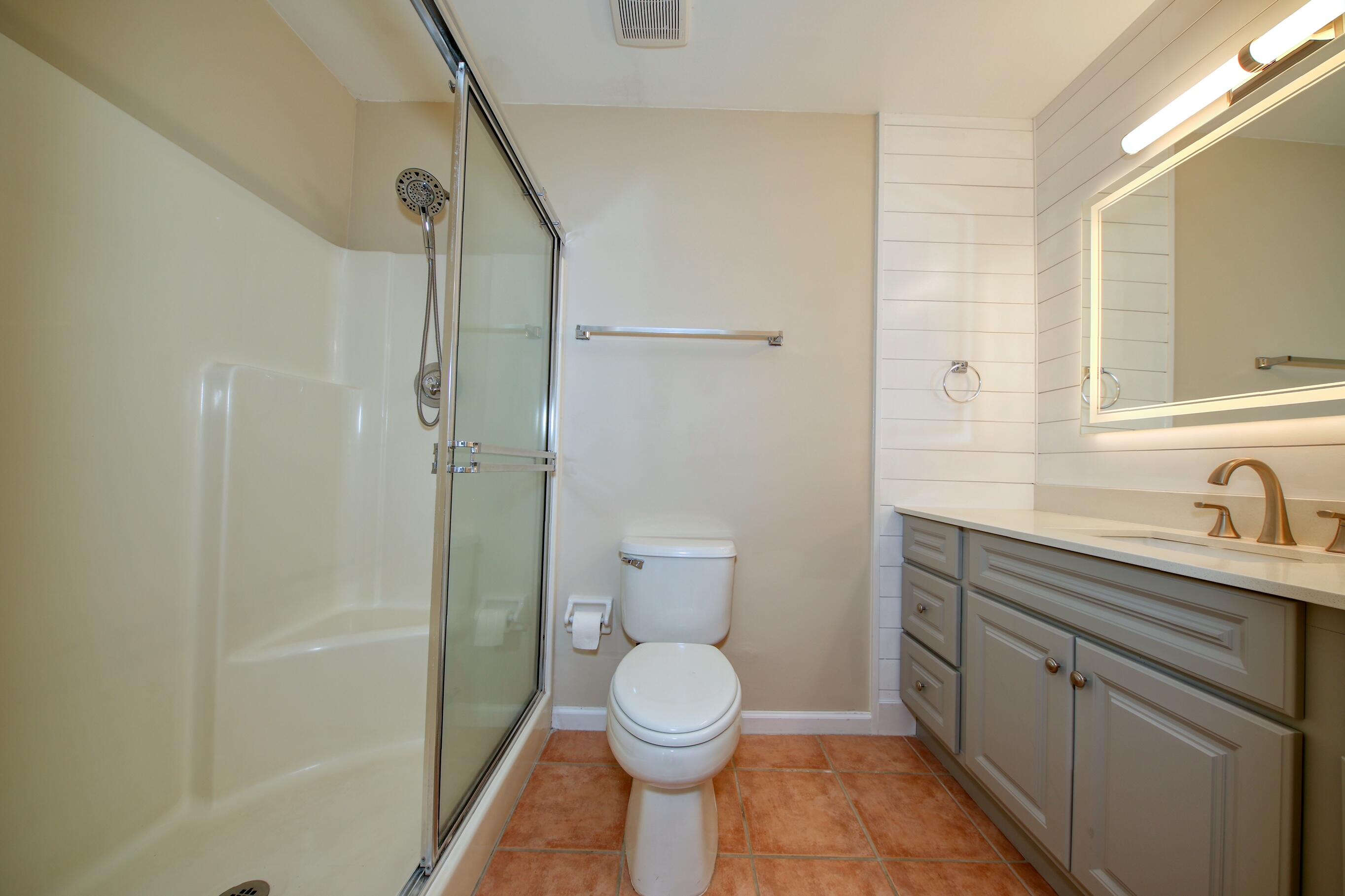 141 East Riverside Drive, Unit 40 Jupiter, FL 33469 - Photo 12 of 27 Primary Bathroom