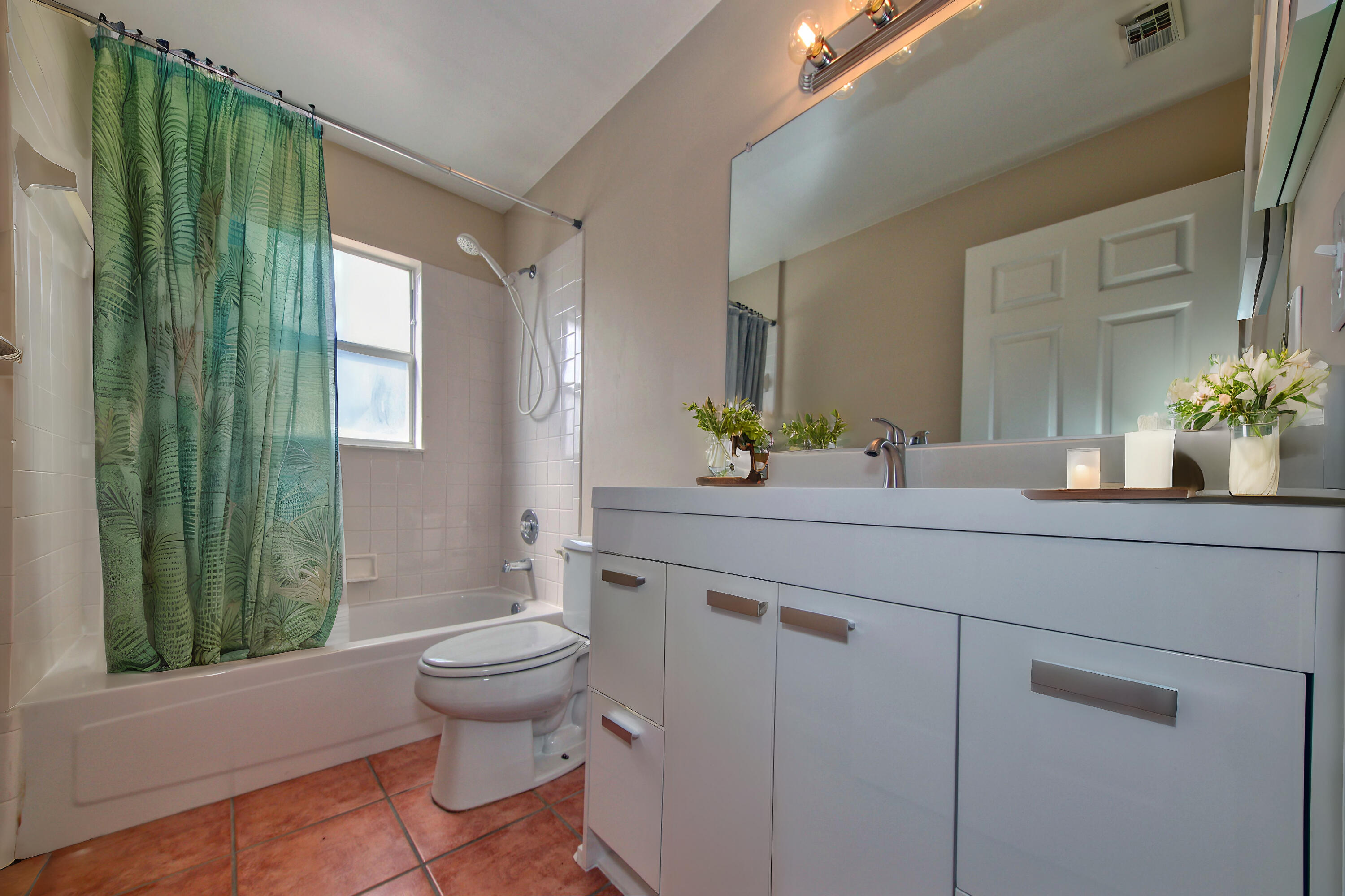141 East Riverside Drive, Unit 40 Jupiter, FL 33469 - Photo 18 of 27 2nd Bathroom