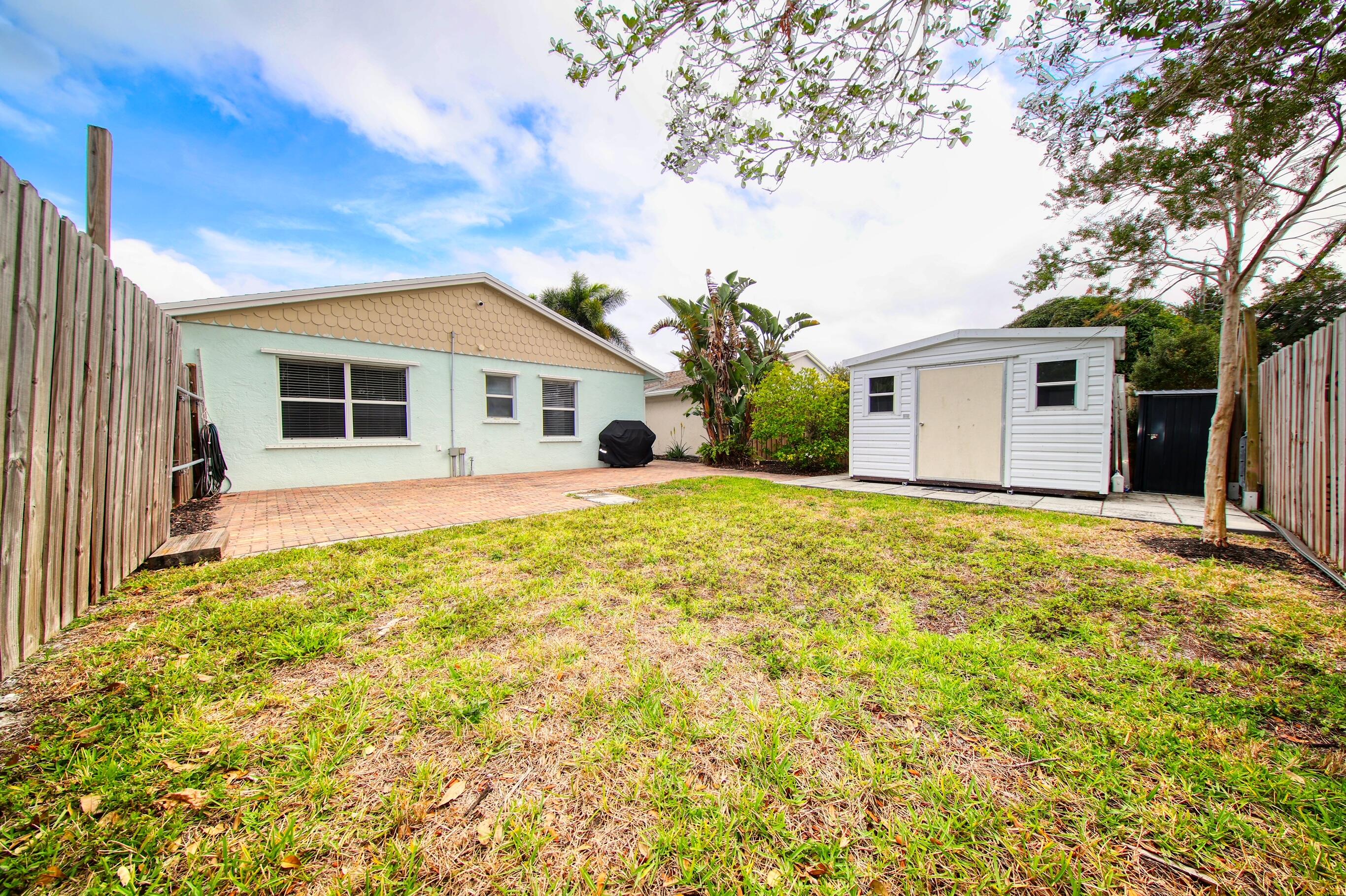 141 East Riverside Drive, Unit 40 Jupiter, FL 33469 - Photo 25 of 27 Backyard