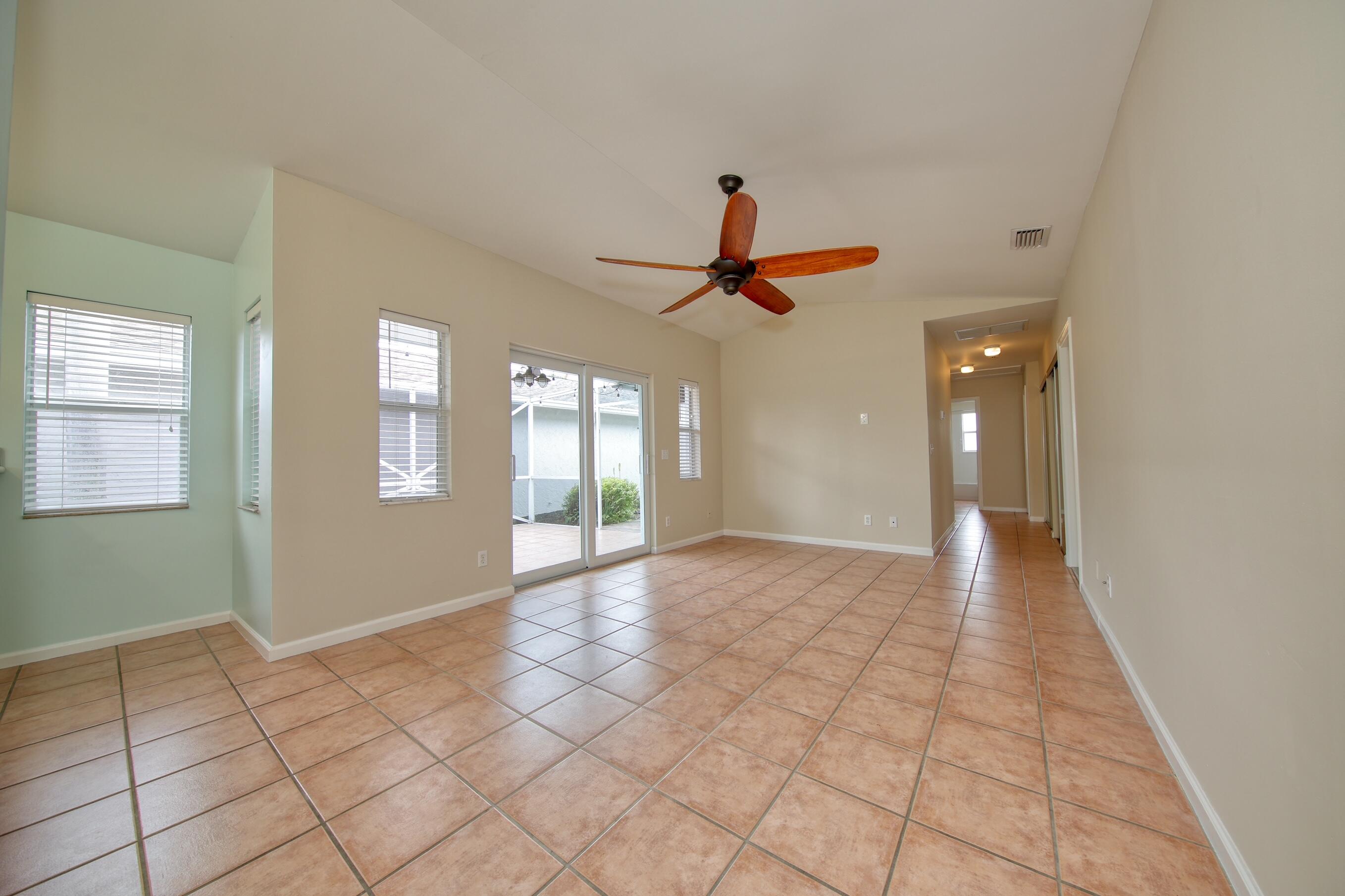 141 East Riverside Drive, Unit 40 Jupiter, FL 33469 - Photo 6 of 27 Living Room