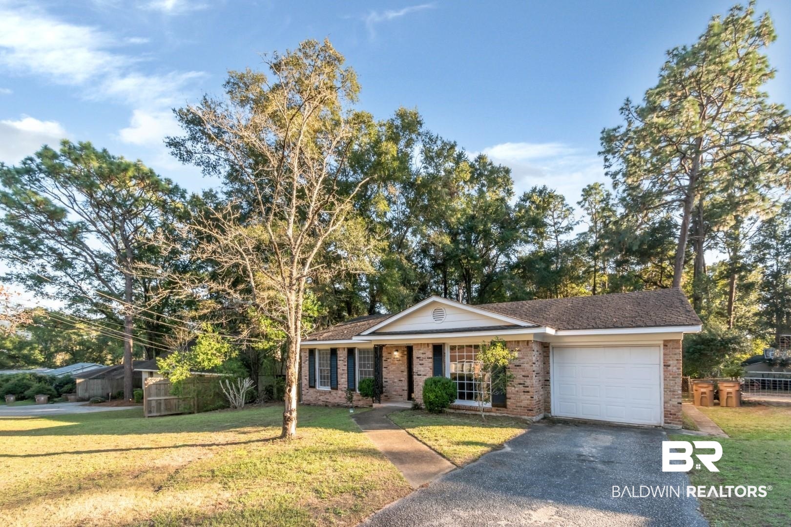 5517 Vanderbilt Drive Mobile, AL 36608 - Photo 4 of 33 View of front facade with a front yard and a garage