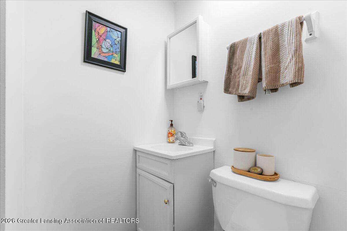 1804 Drexel Road Lansing, MI 48915 - Photo 9 of 30 15-Media Jett - 10