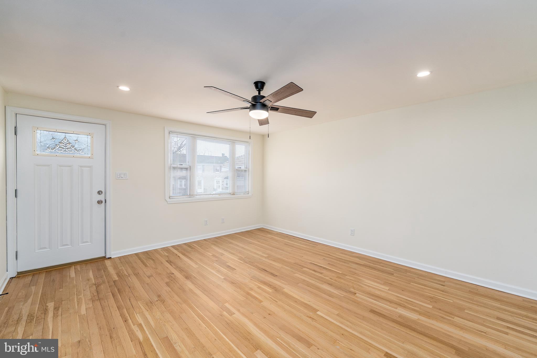 5910 Laclede Road Baltimore, MD 21206 - Photo 3 of 38 Living Room