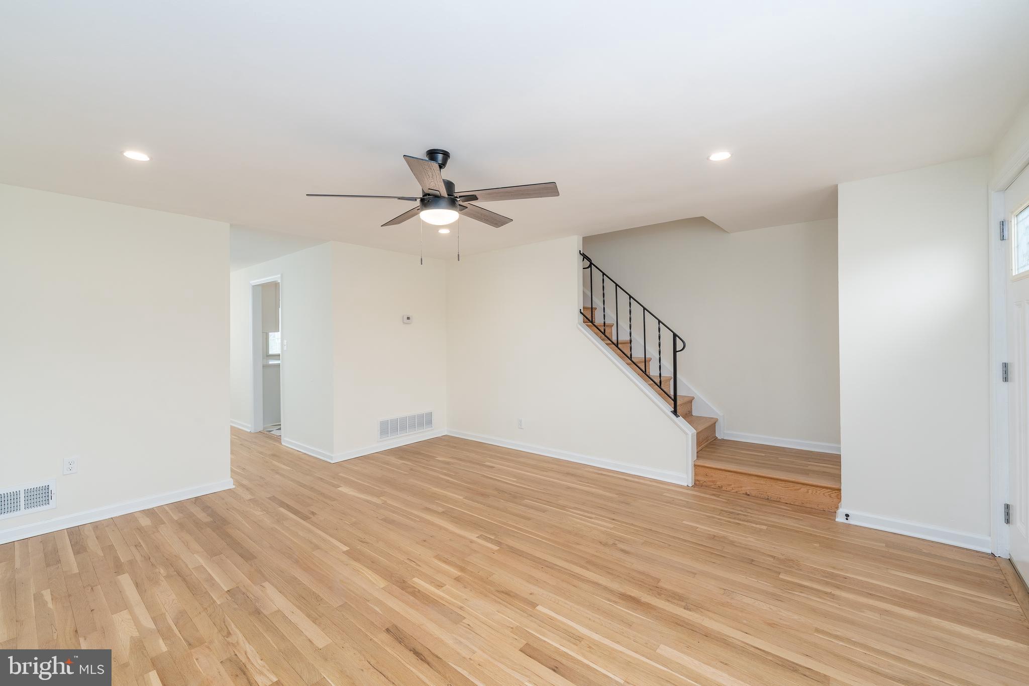 5910 Laclede Road Baltimore, MD 21206 - Photo 4 of 38 Living Room