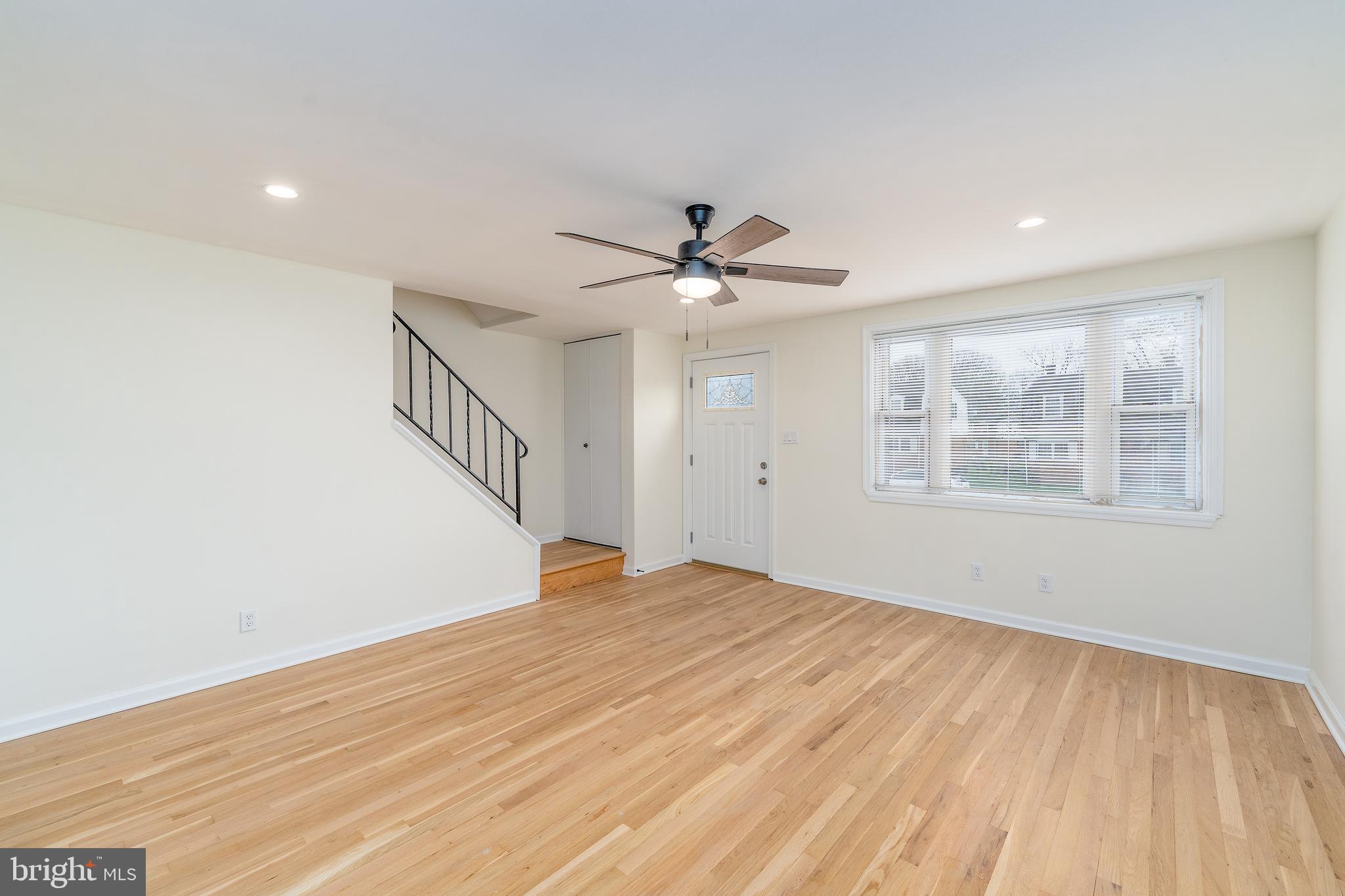 5910 Laclede Road Baltimore, MD 21206 - Photo 5 of 38 Living Room