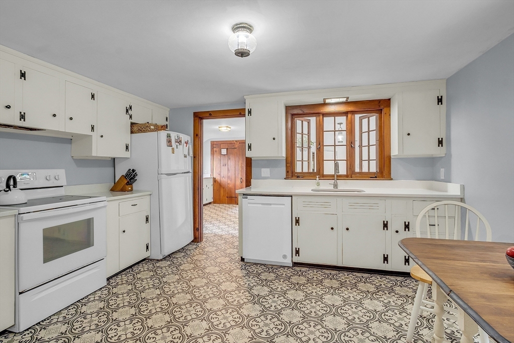 156 Bridge Street Hamilton, MA 01982 - Photo 4 of 42 Gallery Image 4
