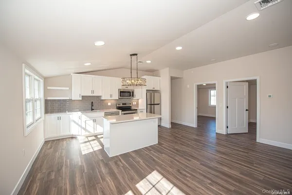 $3,975 | 1090 New York Avenue, Unit PH, Huntington Station, NY 11746