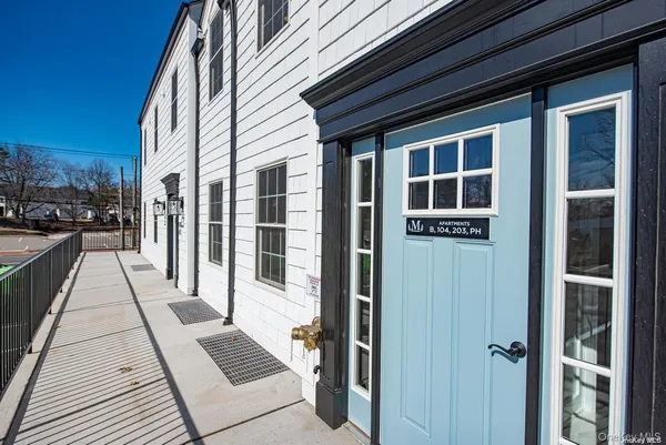 $3,975 | 1090 New York Avenue, Unit PH, Huntington Station, NY 11746