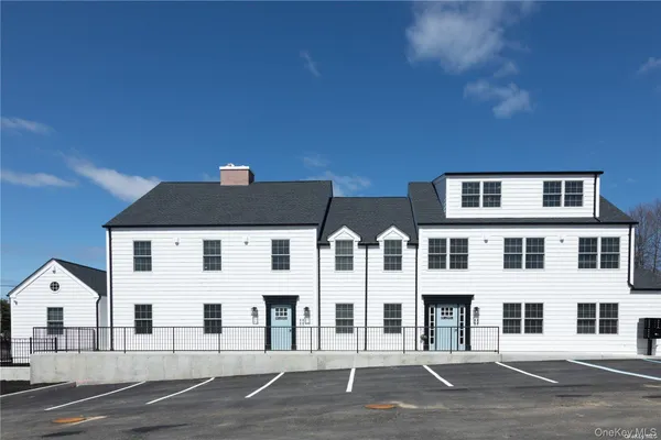 $3,975 | 1090 New York Avenue, Unit PH, Huntington Station, NY 11746