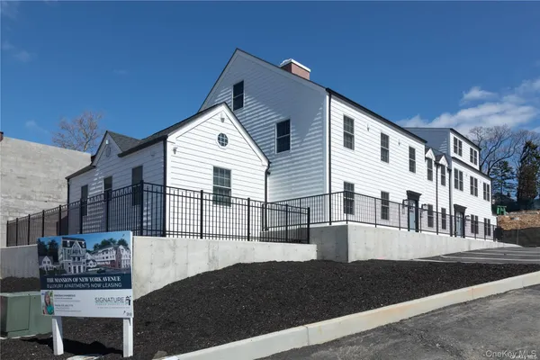 $3,975 | 1090 New York Avenue, Unit PH, Huntington Station, NY 11746