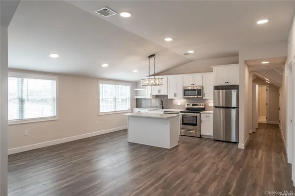 $3,975 | 1090 New York Avenue, Unit PH, Huntington Station, NY 11746