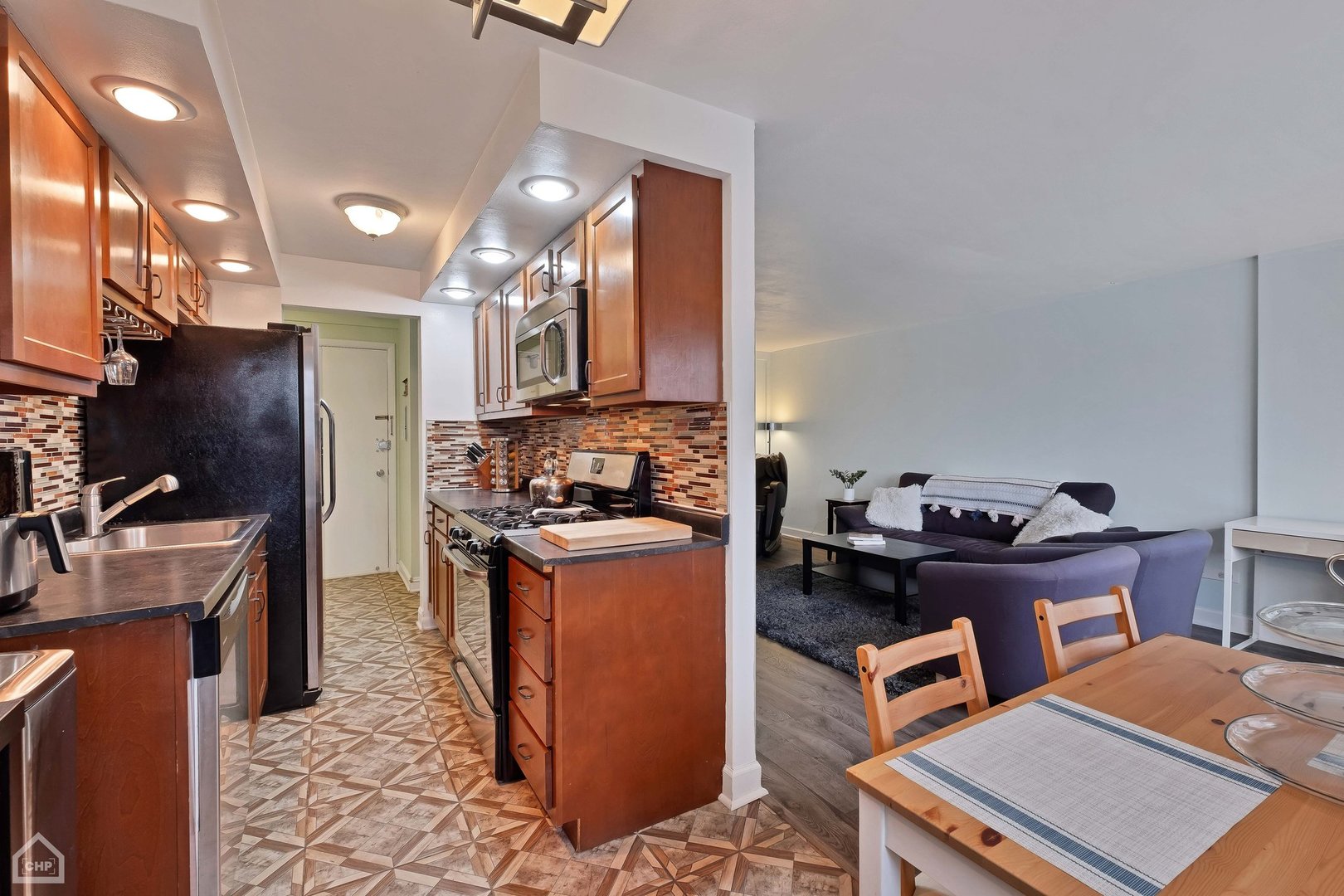 7540 North Ridge Boulevard, Unit 4B Chicago, IL 60645 - Photo 6 of 17 Gallery Image 6