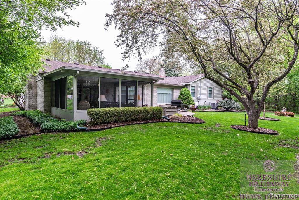 25233 Wykeshire Road Farmington Hills, MI 48336 - Photo 7 of 45