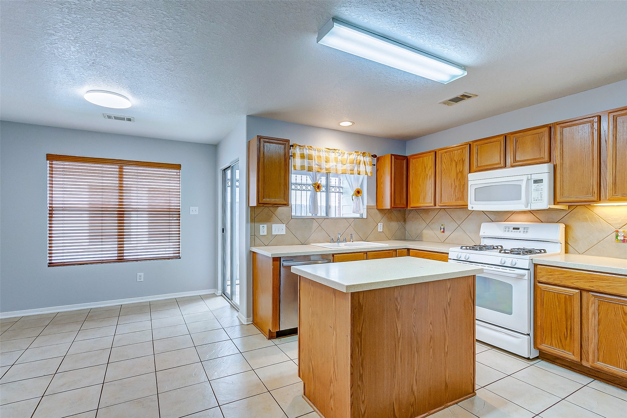 3238 Clipper Winds Way Houston, TX 77084 - Photo 5 of 21 The kitchen is light & bright with an island for easy meal prep.