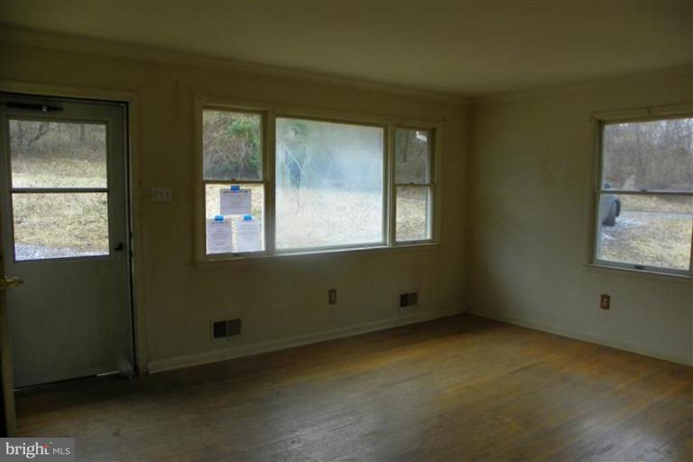 1228 Cherrytown Road Westminster, MD 21158 - Photo 4 of 20 Living Room