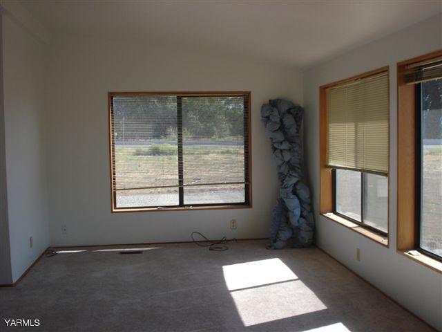 100 Martin Road Toppenish, WA 98948 - Photo 7 of 14 an empty room with windows