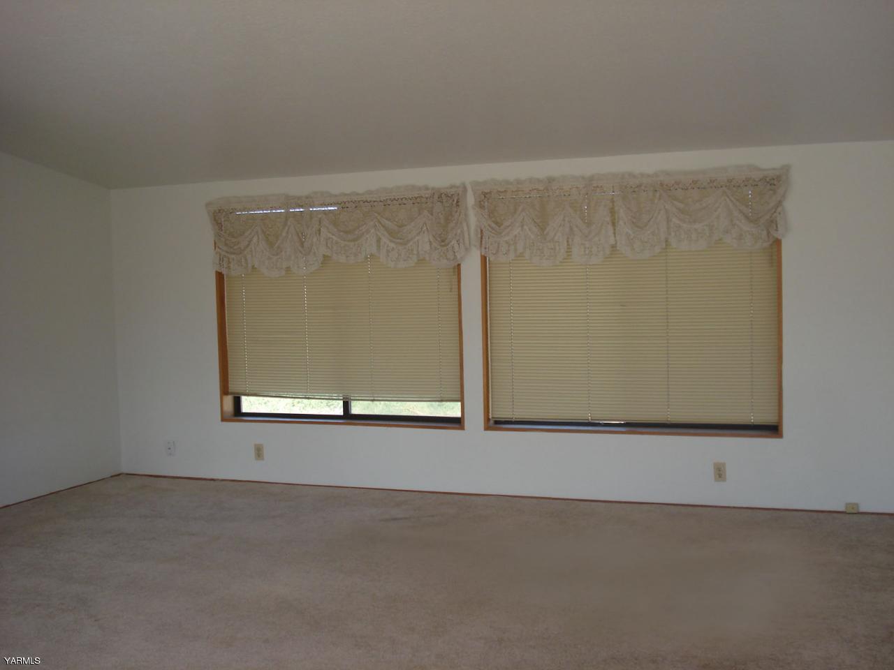 100 Martin Road Toppenish, WA 98948 - Photo 8 of 14 an empty room with window