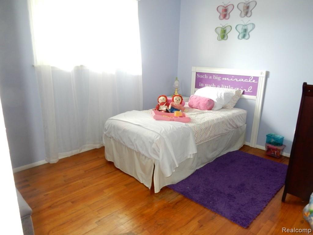 14212 Martin Road Warren, MI 48088 - Photo 15 of 18 3 HARDWOOD FLRS IN BDRMS (2).jpg