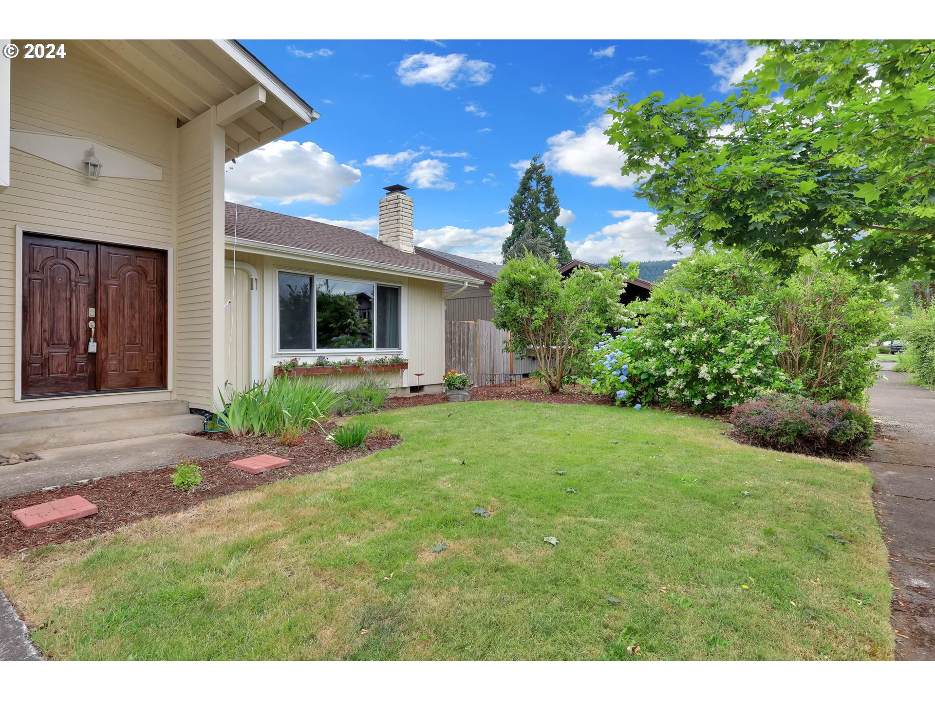 681 71st Street Springfield, OR 97478 - Photo 3 of 44 a view of a house with backyard and garden
