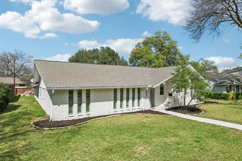 a view of a house with backyard and garden