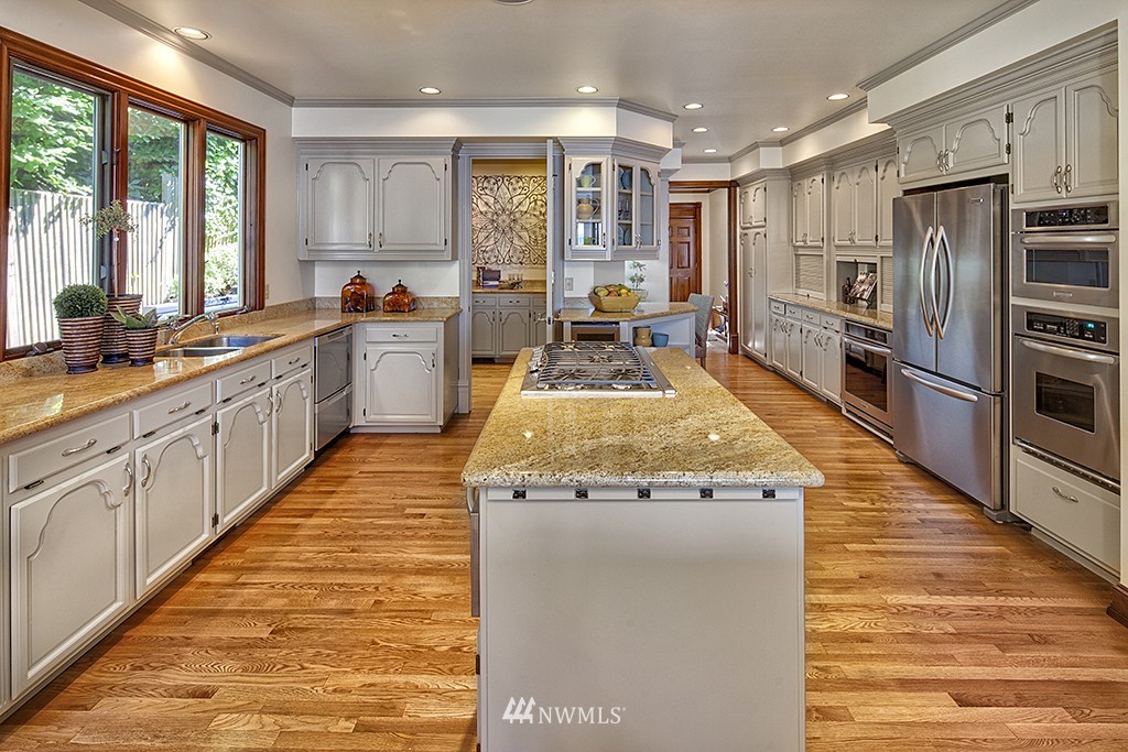1215 Evergreen Point Road Medina, WA 98039 - Photo 9 of 25 Gallery Image 9