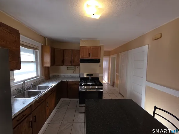 $2,000 | 218-2nd Floor 218-2nd, Hartford, CT 06114