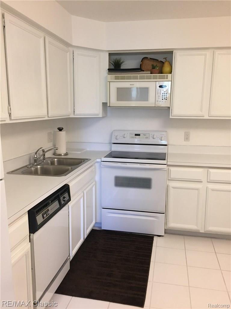 29652 Middlebelt Road, Unit 2402 Farmington, MI 48334 - Photo 10 of 26 SUPER CLEAN KITCHEN!